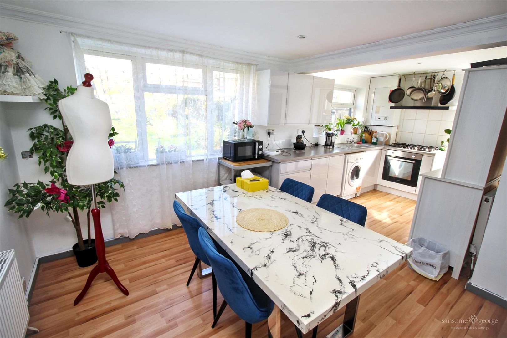 3 bed property in Hogarth Avenue, Reading